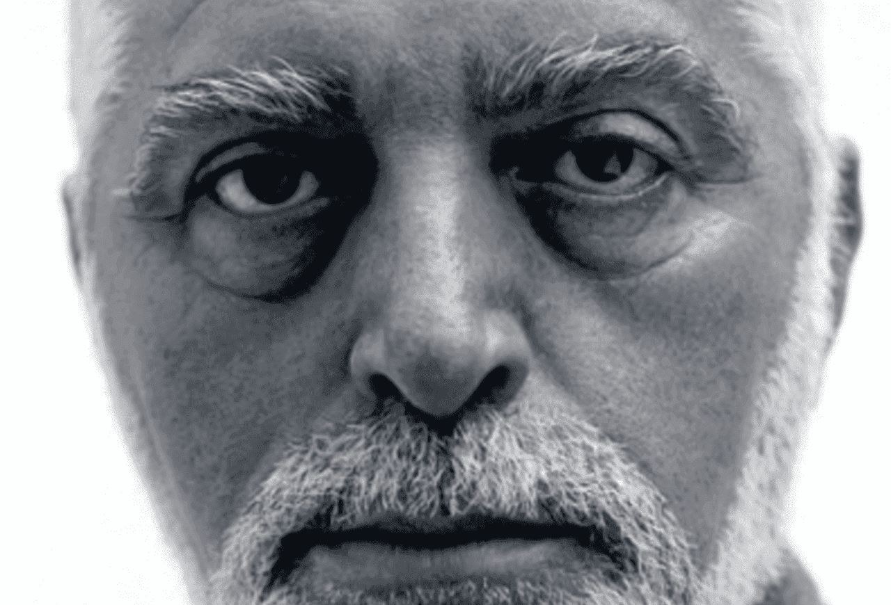 Foto de perto de Paco Rabanne, em preto e branco