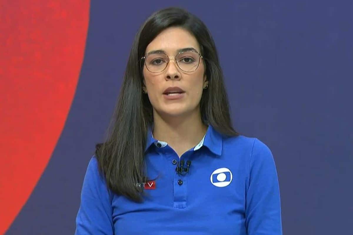 Renata Silveira, narradora da Globo, vestindo a blusa azul da Globo.