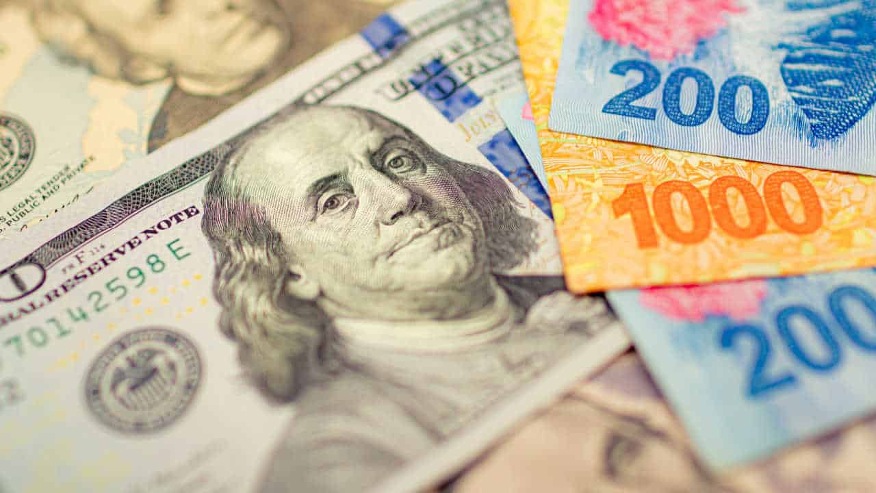 cédulas de pesos argentinos e dólares