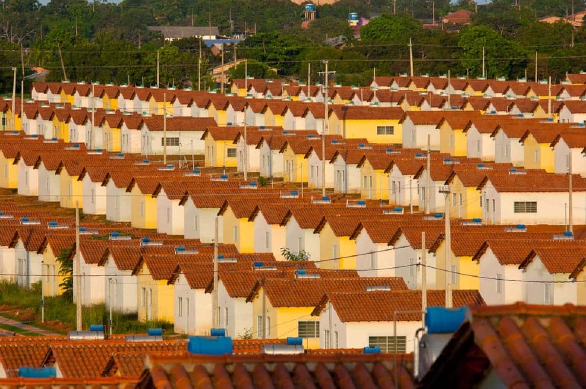 Imagem com um conjunto de casas.