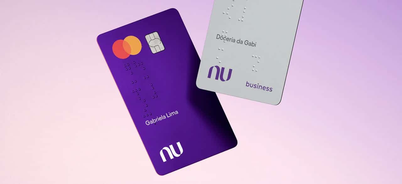 Imagem de dois cartões do Nubank, um roxo e um prata com o nome escrito em Braille.