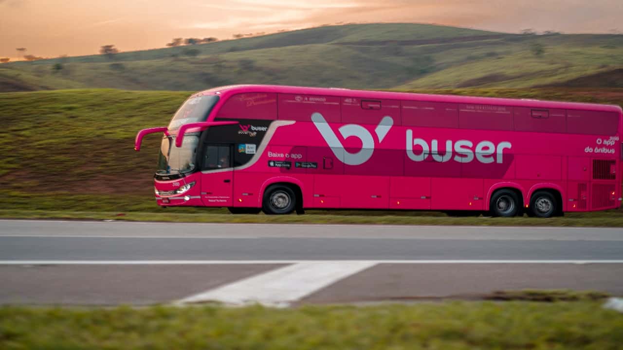 Um ônibus com a logo da Buser