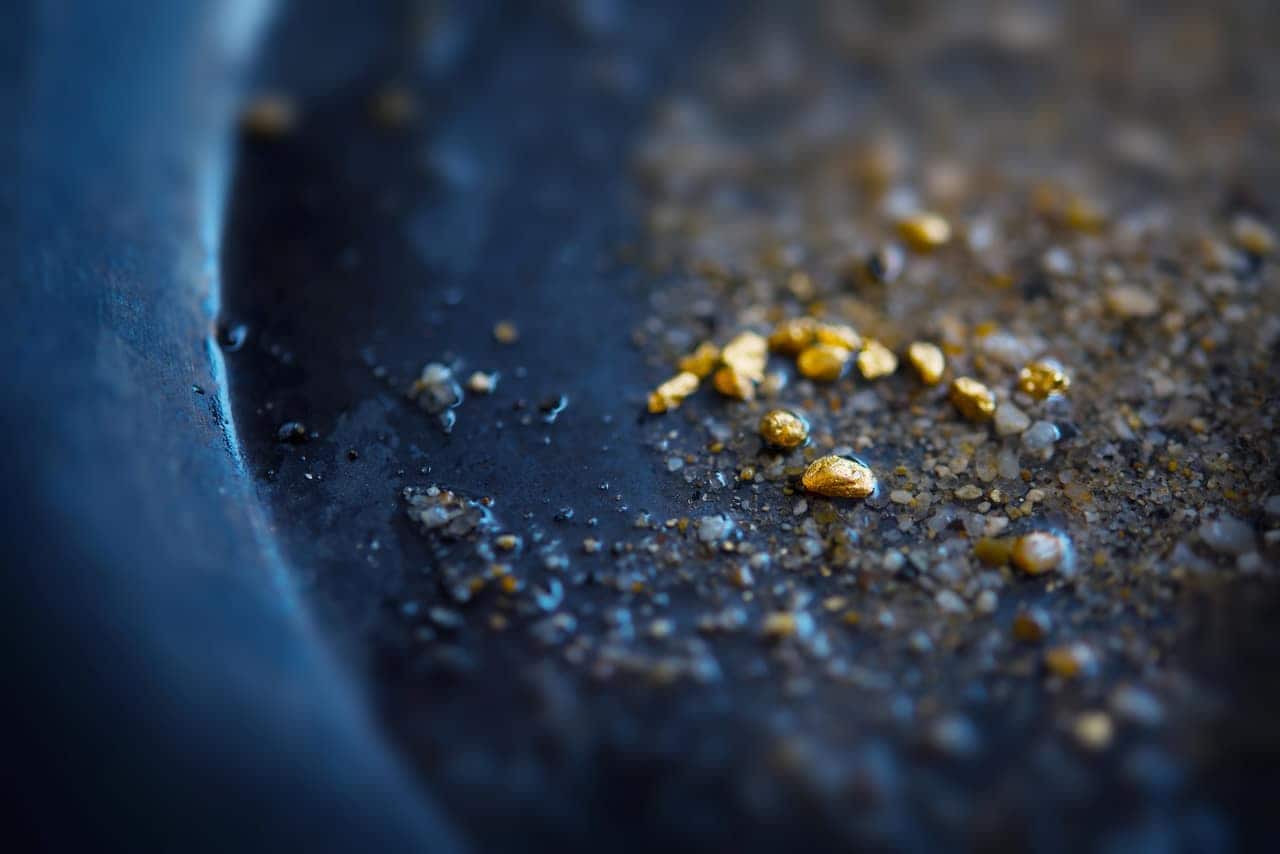 Imagem de pedaços de ouro em uma panela