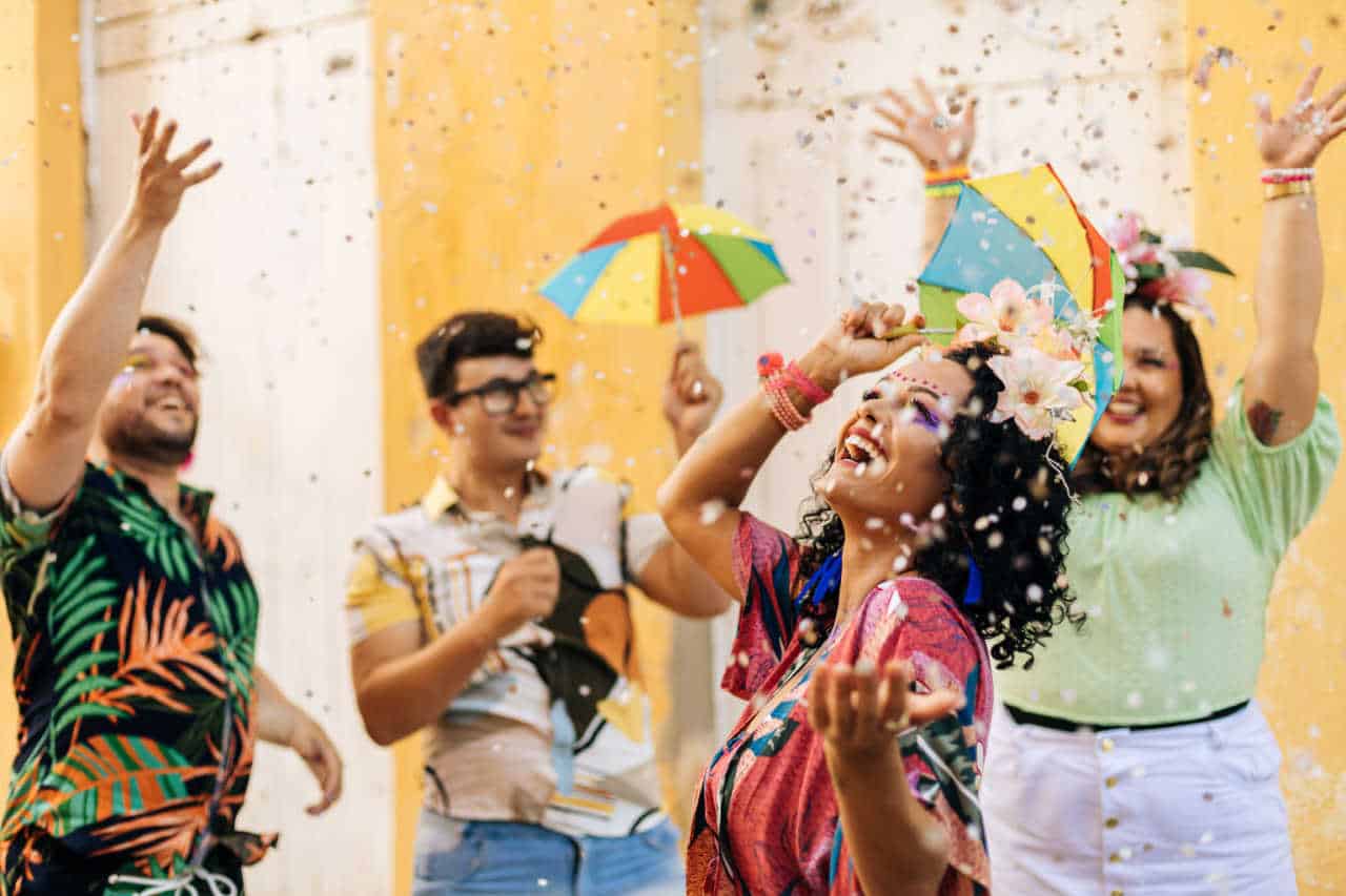 imagem de pessoas curtindo carnaval de rua