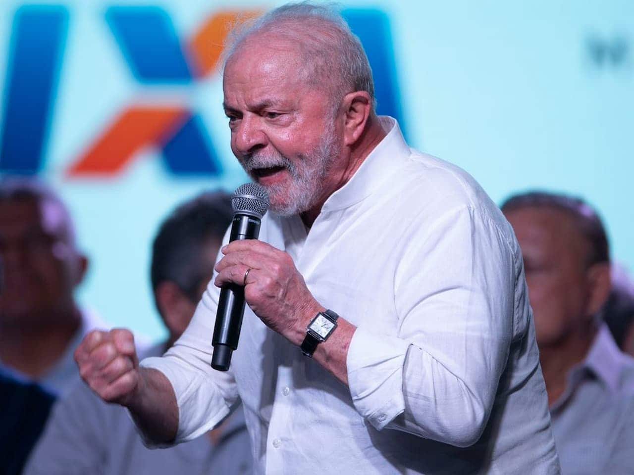 Presidente da Republica, Luís Inácio Lula da Silva, discursando com uma blusa branca