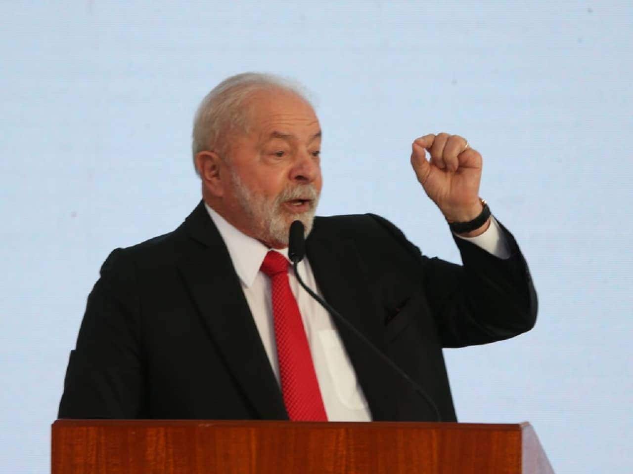 Fotografia de Luiz Inácio Lula da Silva discursando.