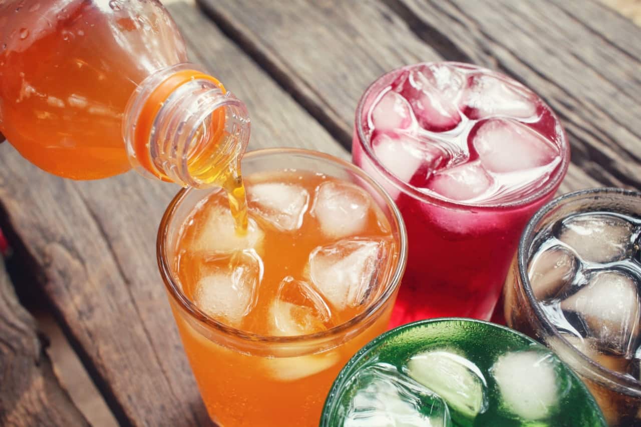 copos com gelo e refrigerantes diversos sabores