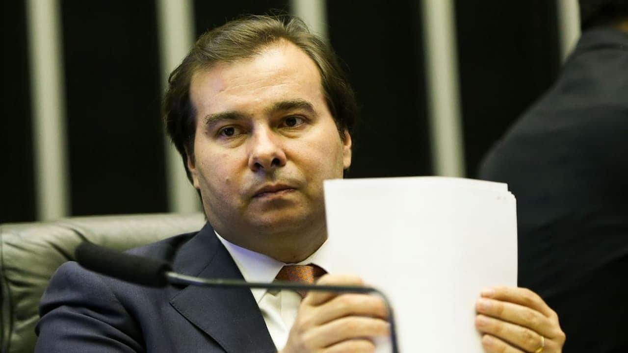 Rodrigo Maia segurando documentos
