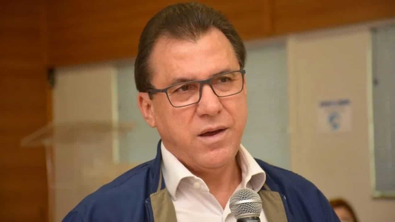Ministro do Trabalho Luiz Marinho falando em um microfone