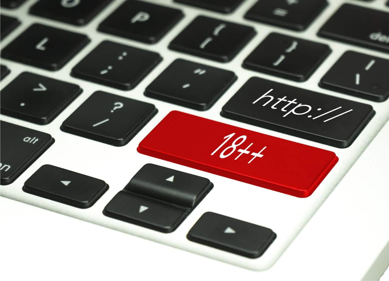 Teclado com tecla com escritos "18+" no lugar do Enter