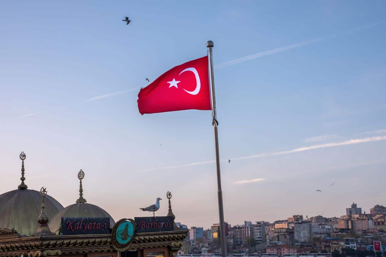 Bandeira da Turquia tremulando ao vento contra o terremoto