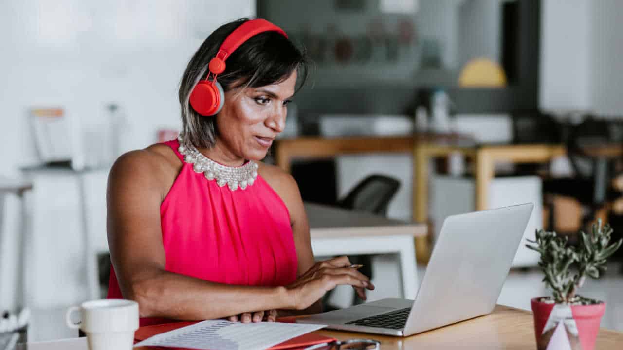 mulher trans trabalhando com um notebook