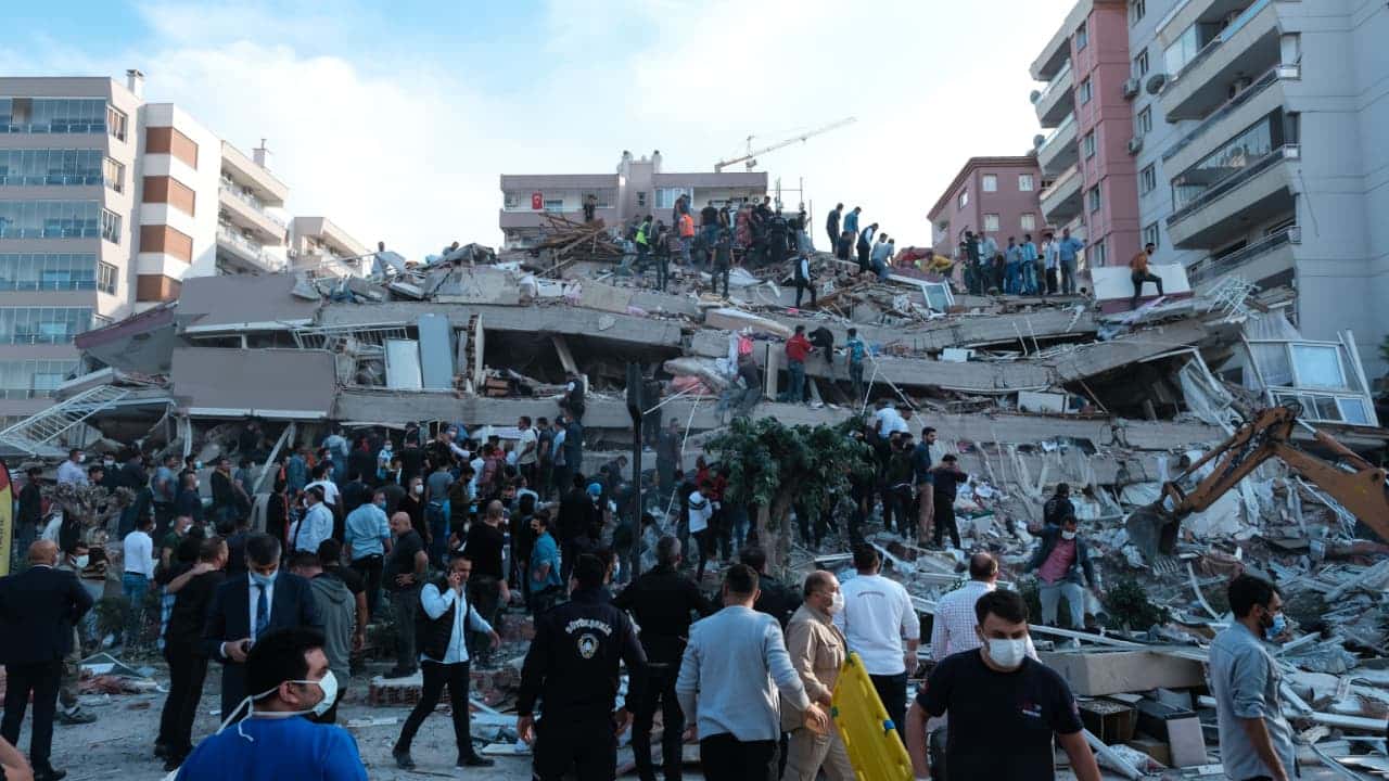 Prédios danificados no terremoto que ocorreu em Izmir, Turquia. Casas foram destruídas. Equipes de busca e salvamento mobilizadas para socorro.
