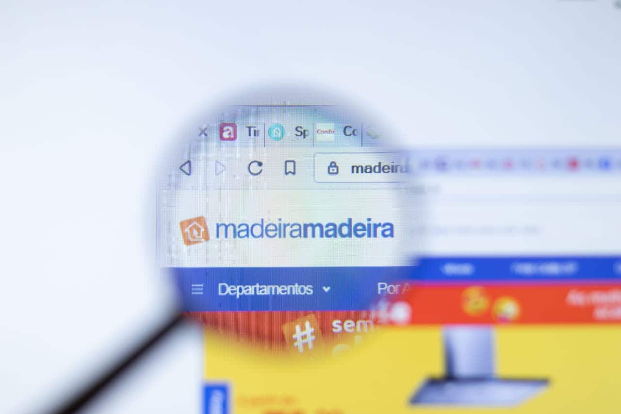 Lupa no logo MadeiraMadeira exibido em um monitor