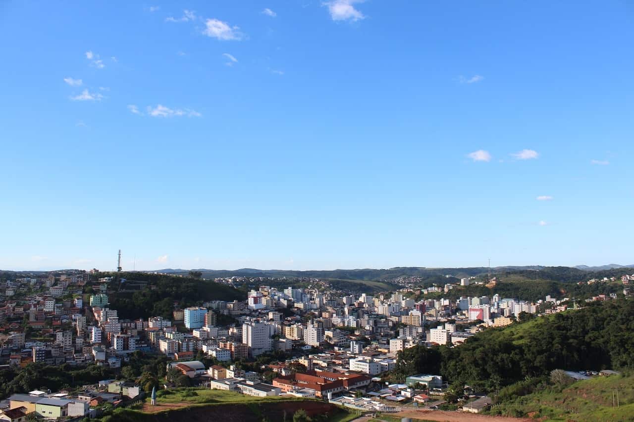 Imagem mostra uma visão panorâmica do município de Viçosa, Minas Gerais.