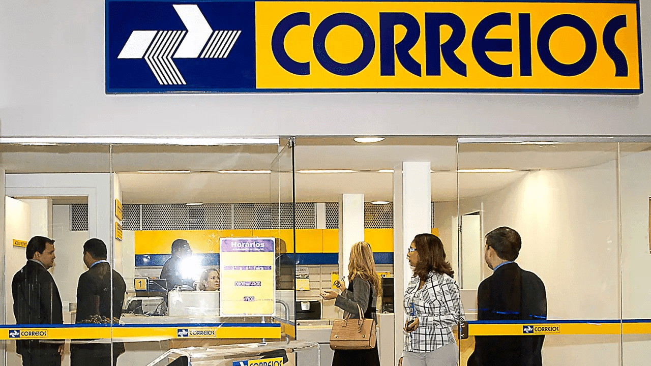 5 pessoas em espera de frente a uma agência dos correios