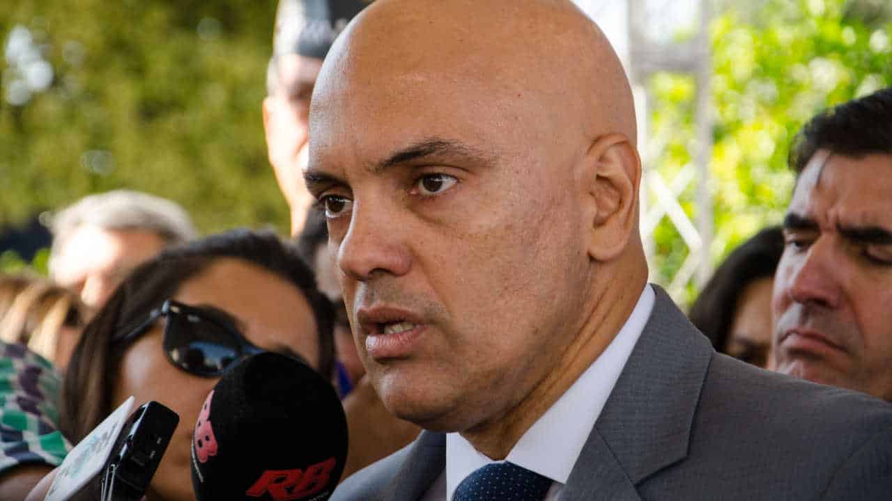 Ministro da Justiça, Alexandre de Moraes, concedendo entrevista a repórteres.