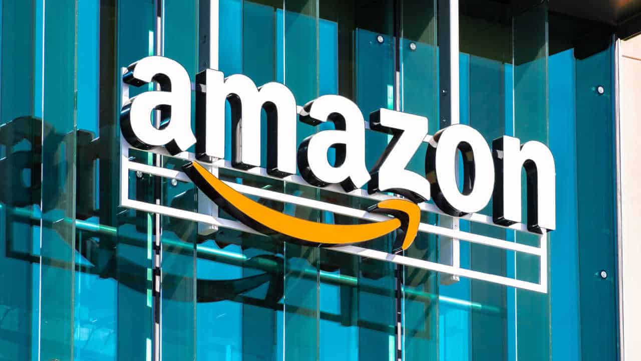letreiro do Amazon em uma das unidades da empresa