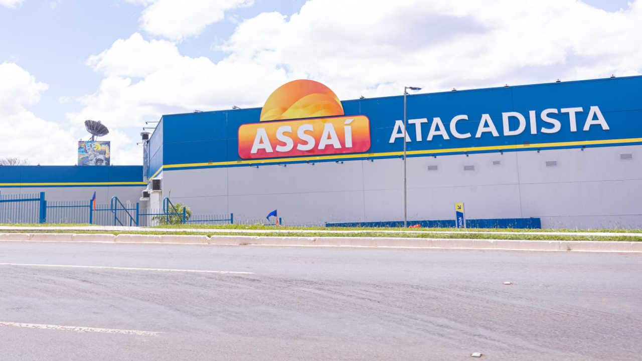 Unidade do Assaí Atacadista com os letreiros branco em fundo laranja e azul