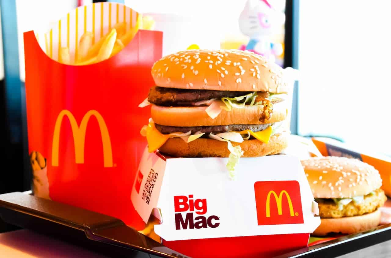 Imagem de lanche do McDonald's com batata e Big Mac