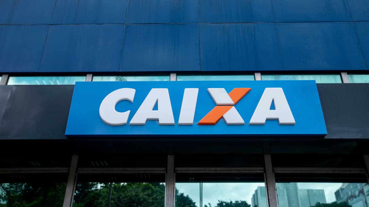 Edifício com vidros azuis e logotipo da Caixa descontos câmara