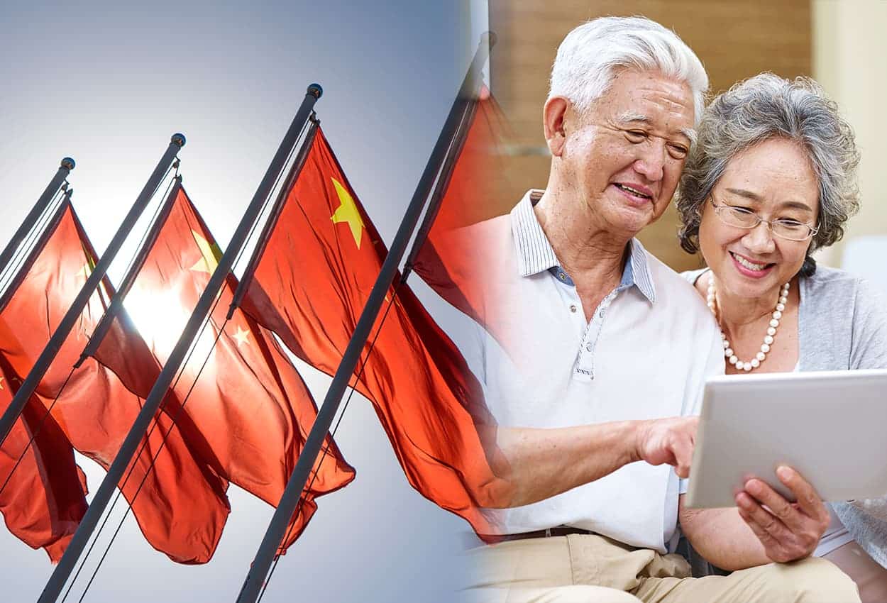 Imagem de várias bandeiras da China. Ao lado, um casal de chineses idosos olham um tablet.