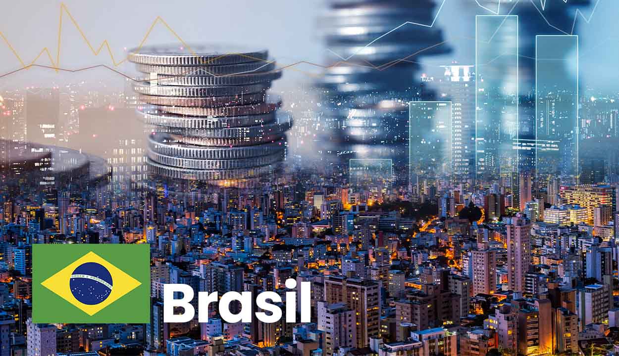 Montagem de uma cidade junto a moedas empilhadas. Ao lado, a bandeira do Brasil.