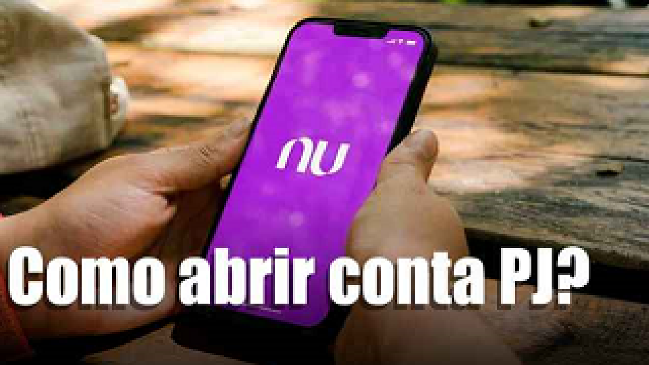 Pessoa usando celular com o app do Nubank aberto. Em evidência, na parte de baixo da imagem, a escrita em branco "Como abrir uma conta PJ?"