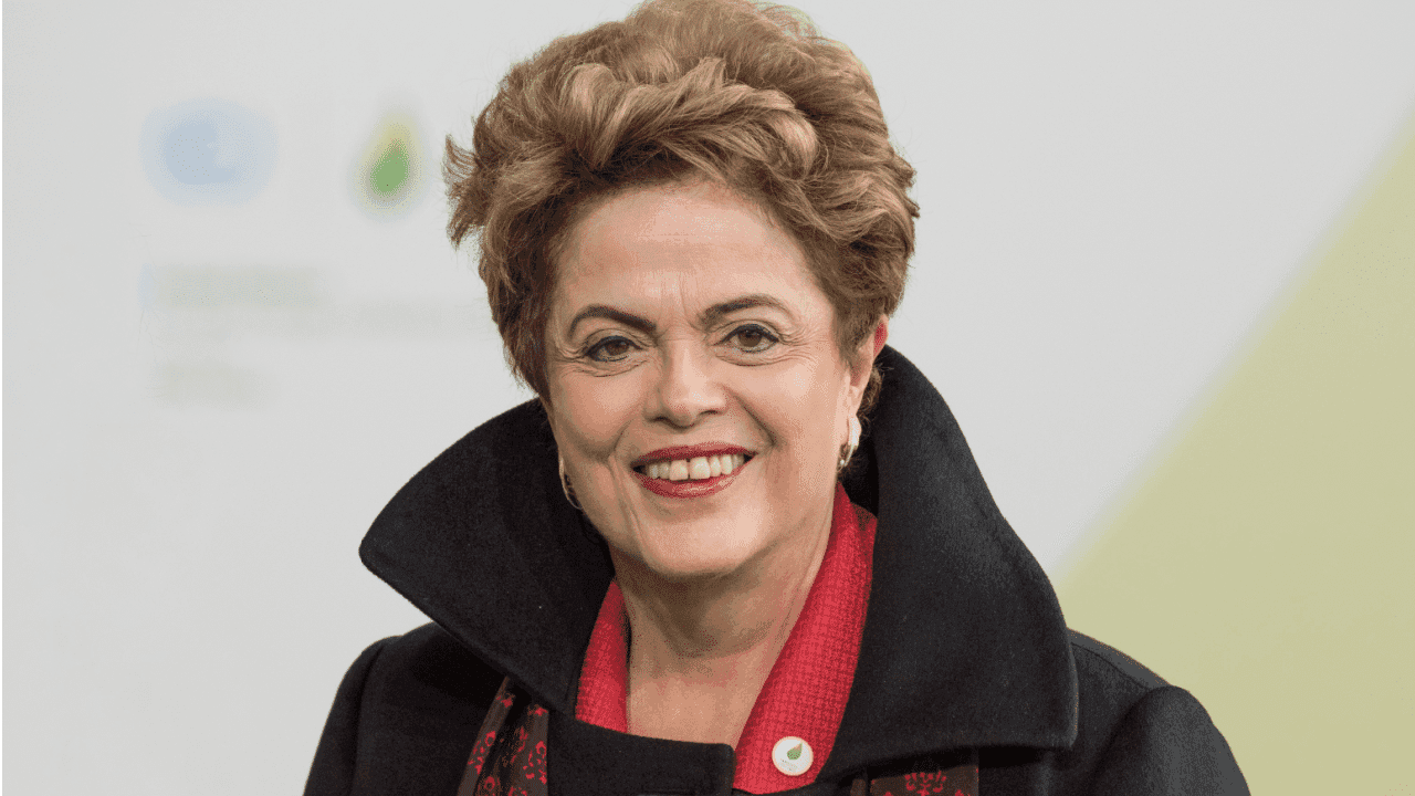 Dilma Rousseff sorrindo