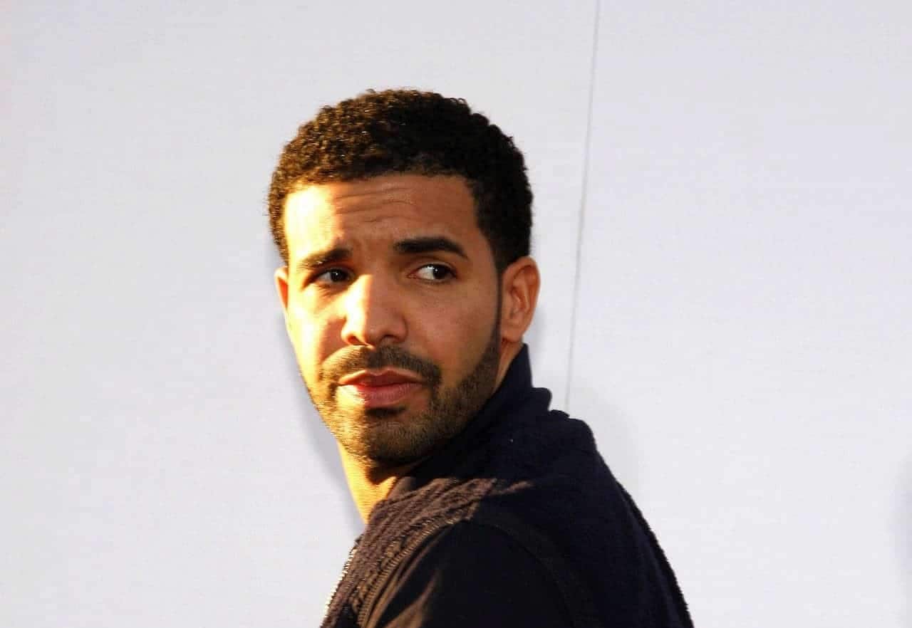 Drake se virando para olhar para trás