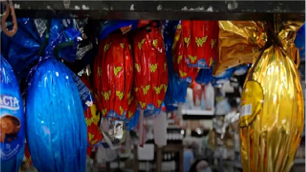 Ovos de Páscoa sendo vendidos em mercado