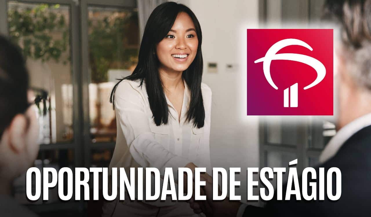 Jovem candidata a estágio no Bradesco sorrindo enquanto aperta mão de profissional de RH, ao lado dela o logo do banco Bradesco