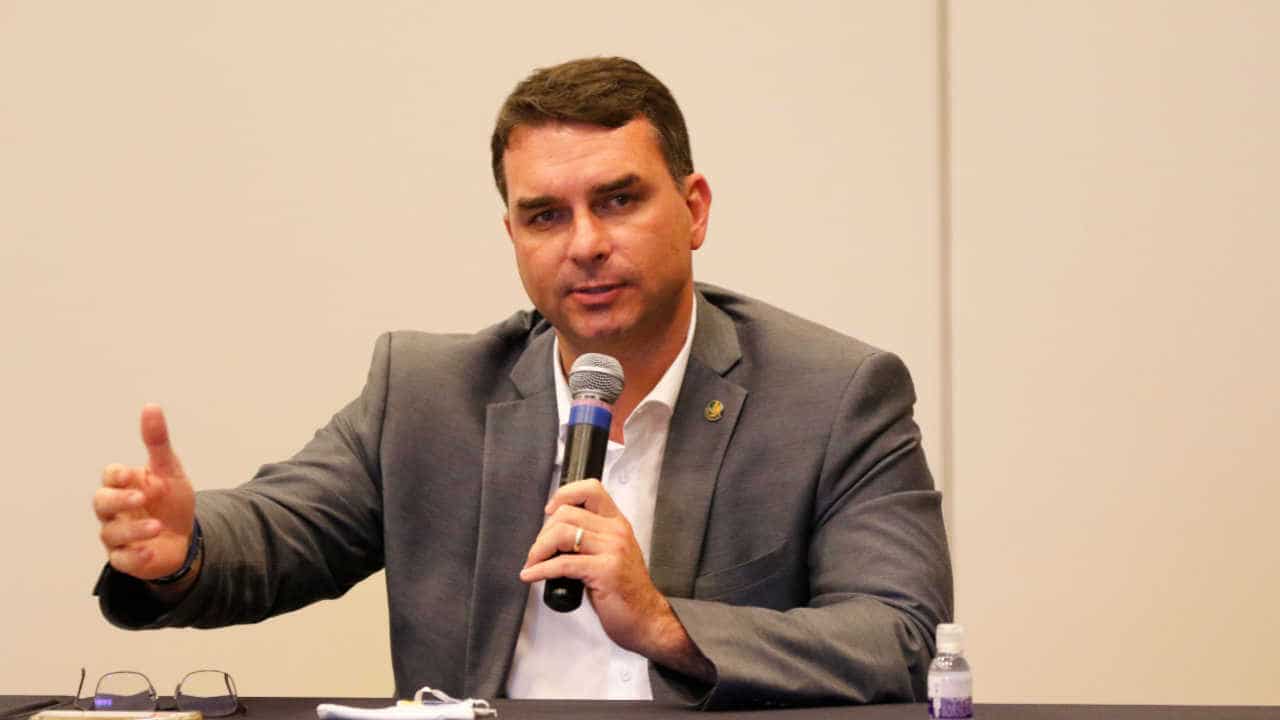 senador Flávio Bolsonaro fala ao microfone