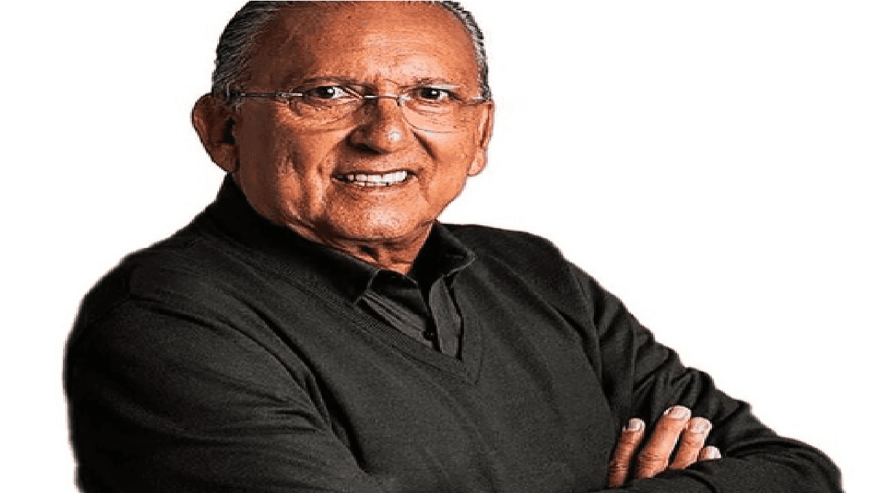 Narrador esportivo Galvão Bueno com semblante sorridente
