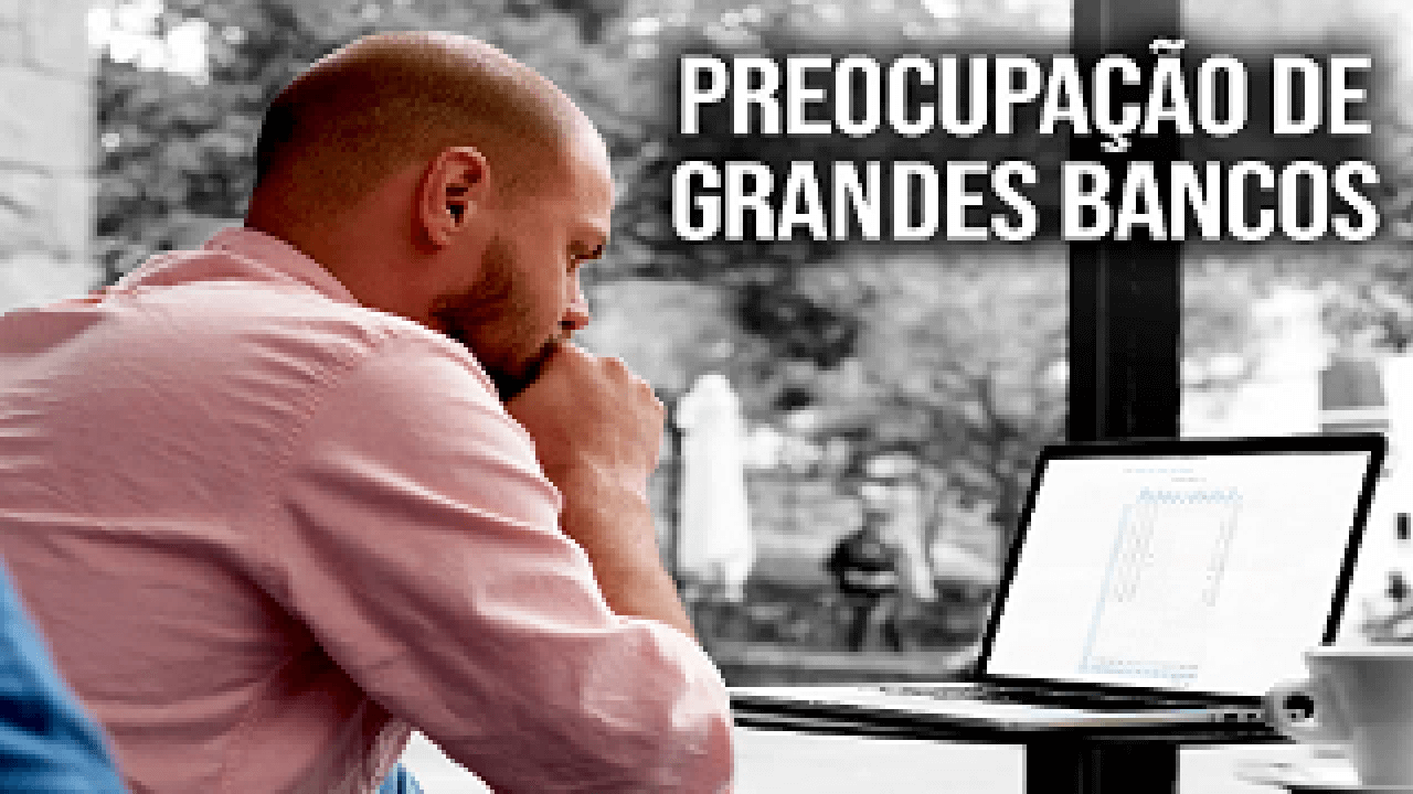 Executivo olhando tela do computador com expressão de preocupação