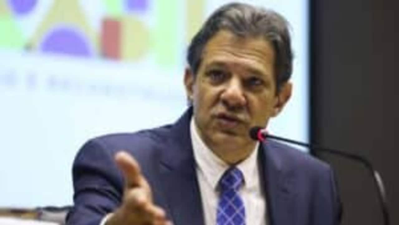 Ministro da Fazenda, Fernando Haddad, fala para a impressa em microfone