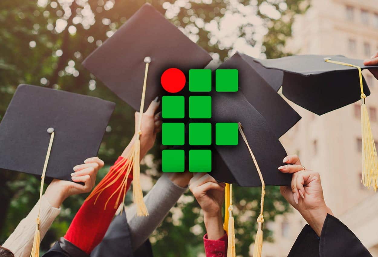 mãos de vários estudantes segurando o capelo, sobre a imagem há a logomarca do Instituto Federal