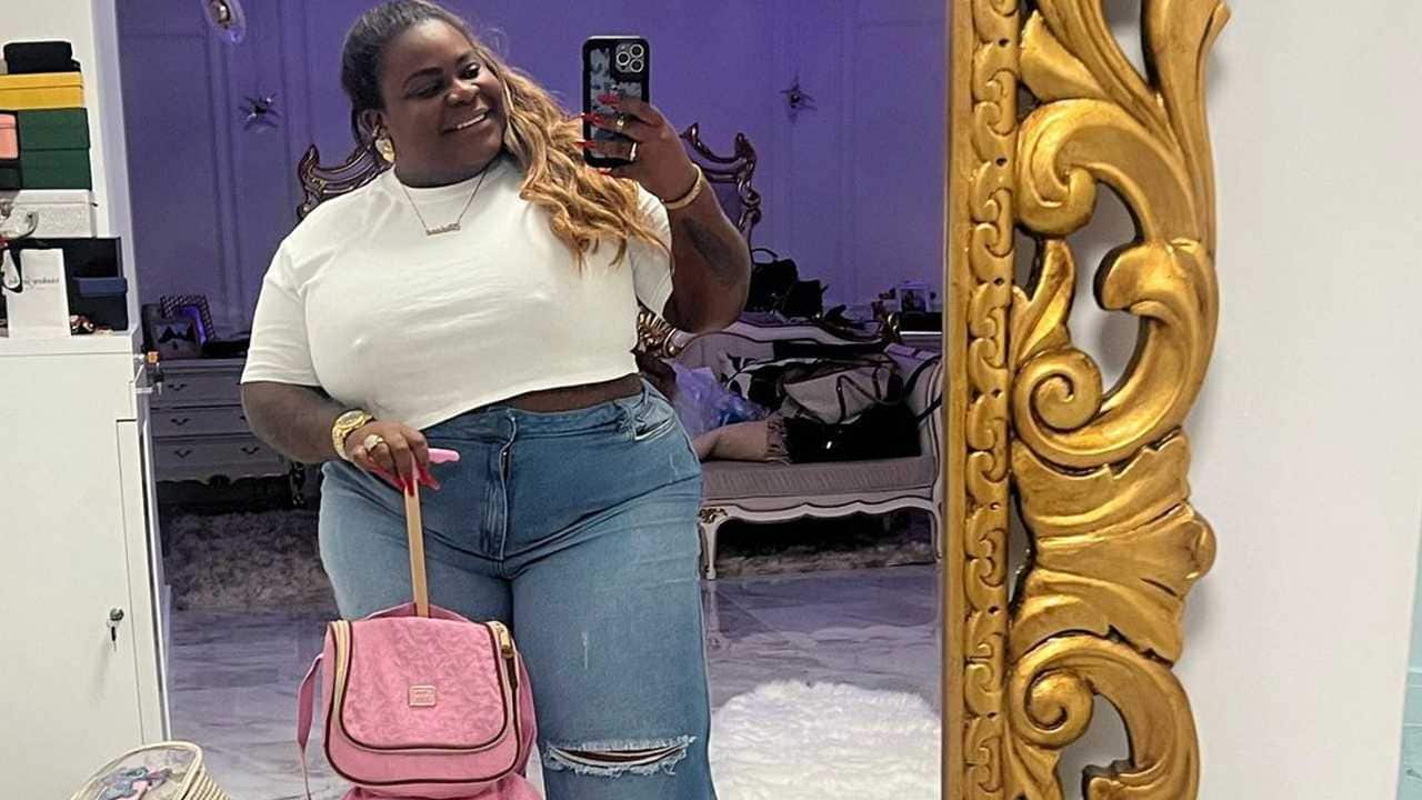 Jojo Todynho faz selfie no espelho com material escolar