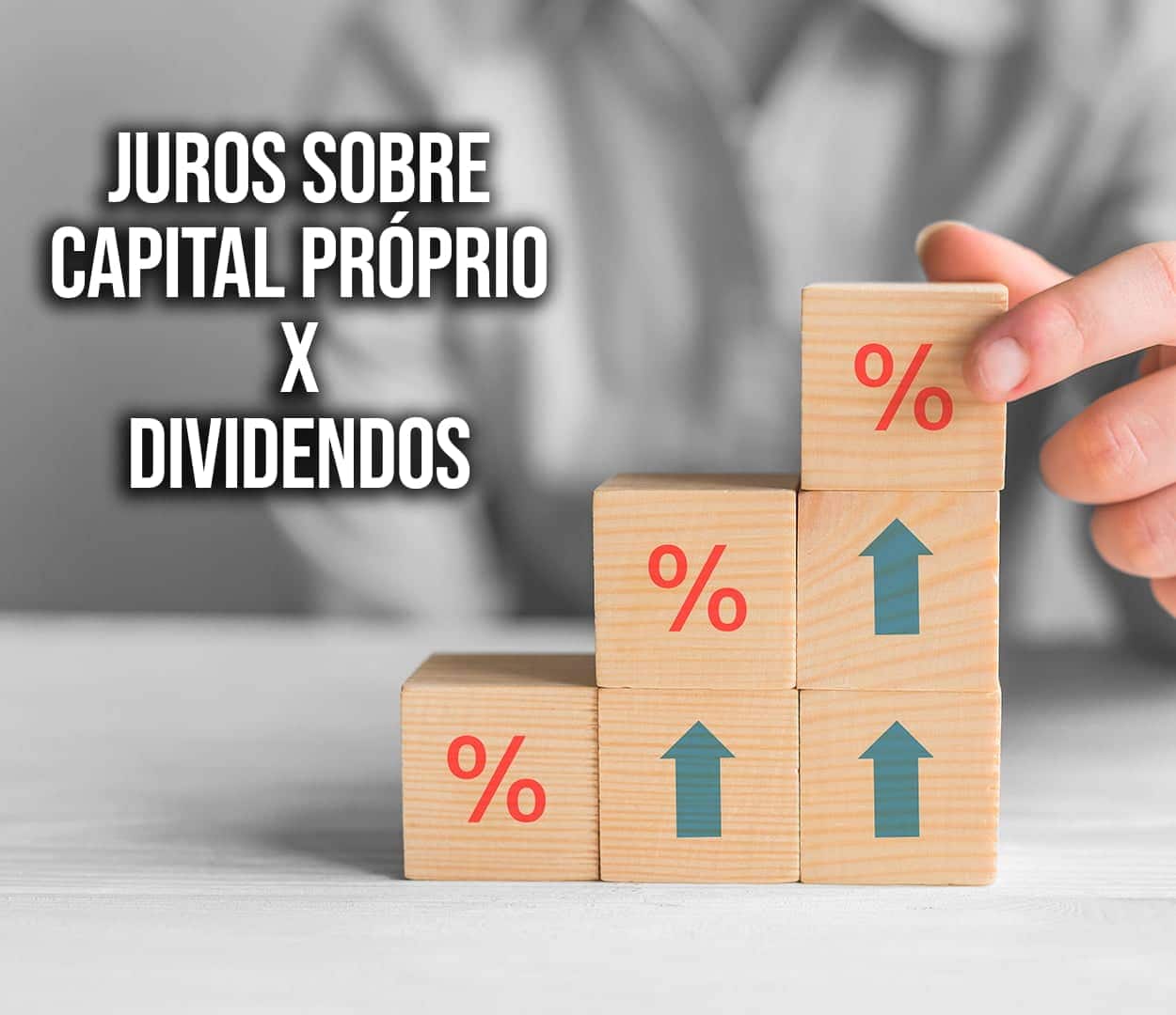 Pessoa montando uma escada com cubos com desenhos de setas e porcentagem