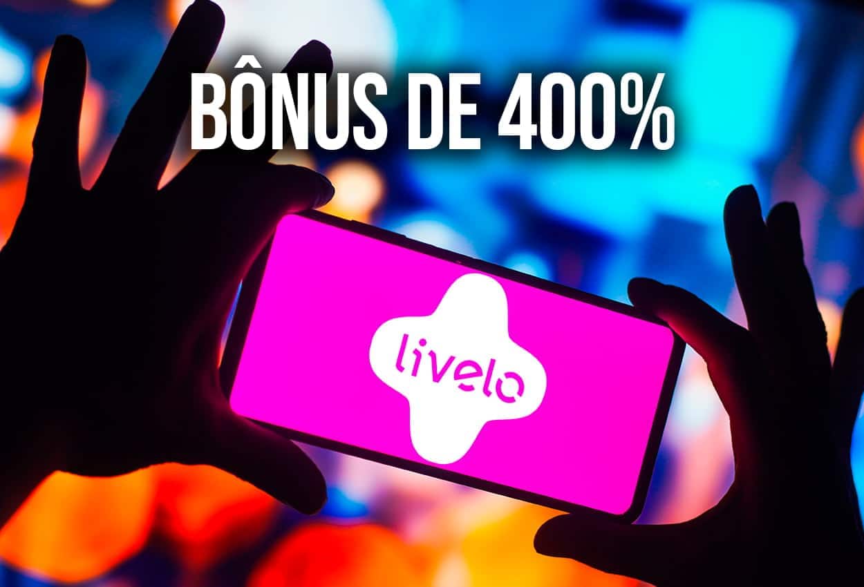 Pessoa segurando celular com app Livelo aberto