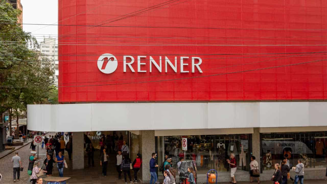Fachada de uma das unidades da Lojas Renner com o fundo vermelho e a logomarca branca