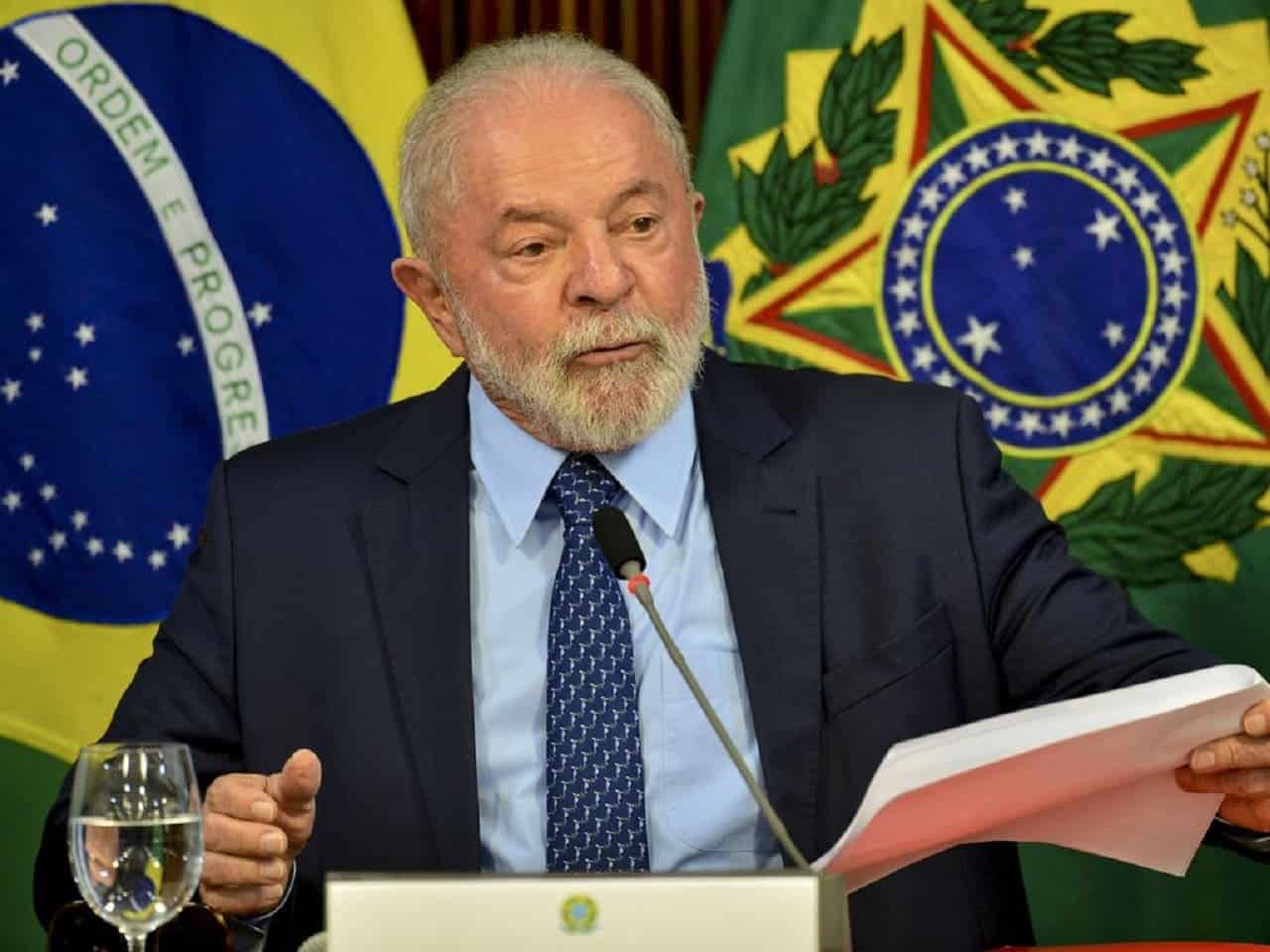 Imagem do presidente Lula discursando.