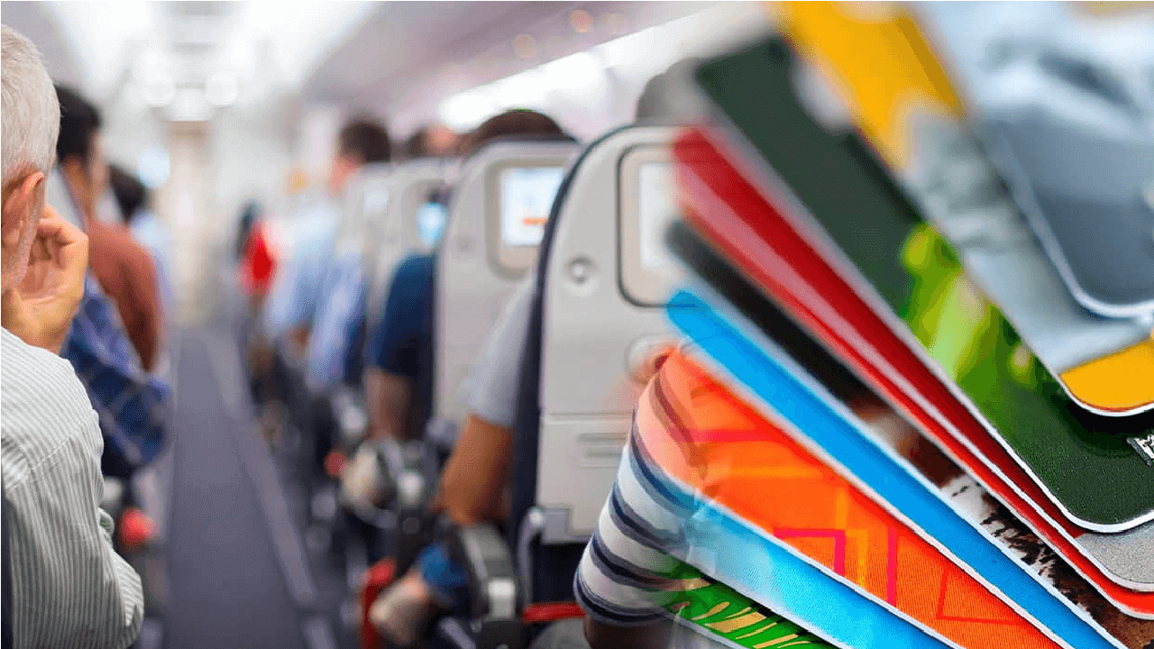 Imagem de interior de avião com passageiros. Uma montagem com diversos cartões de crédito do lado esquerdo.