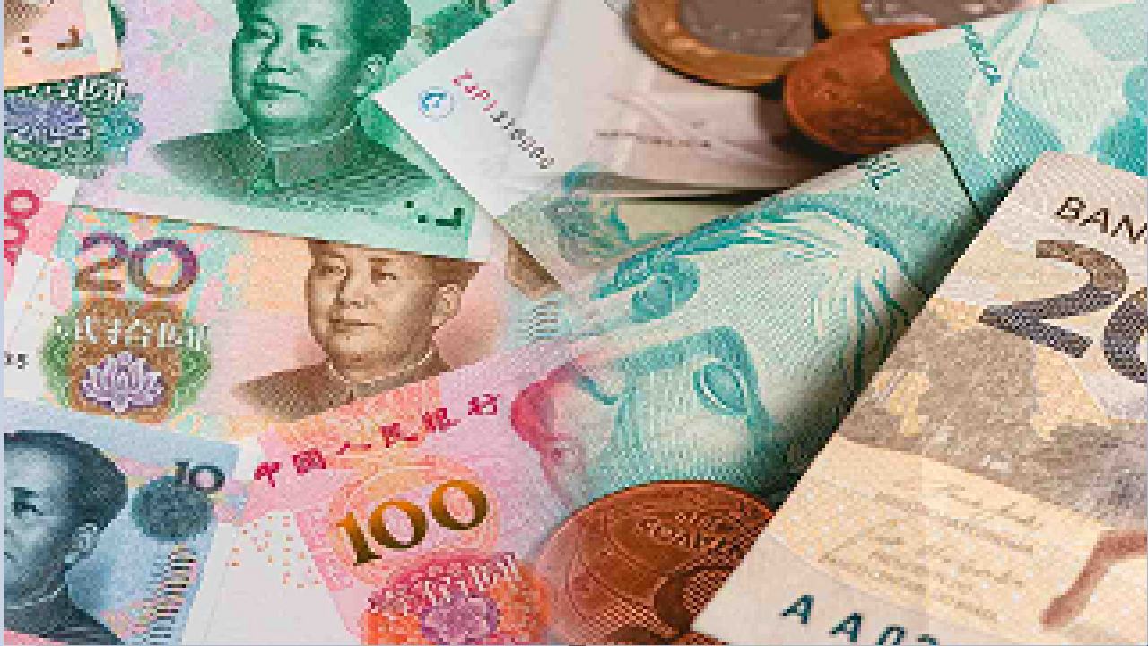 Imagem de cédulas de moeda do real e da moeda chinesa, yuan