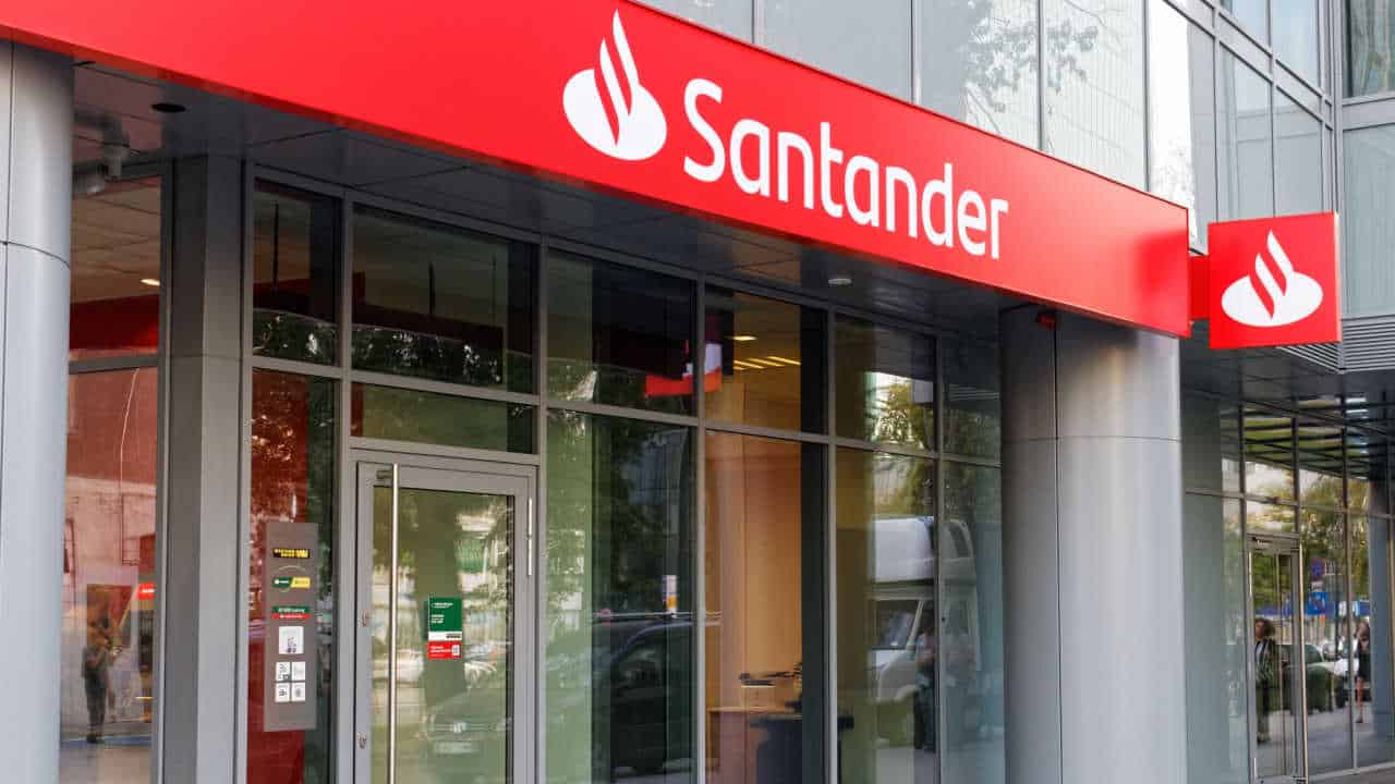 Fachada de uma agência do Santander
