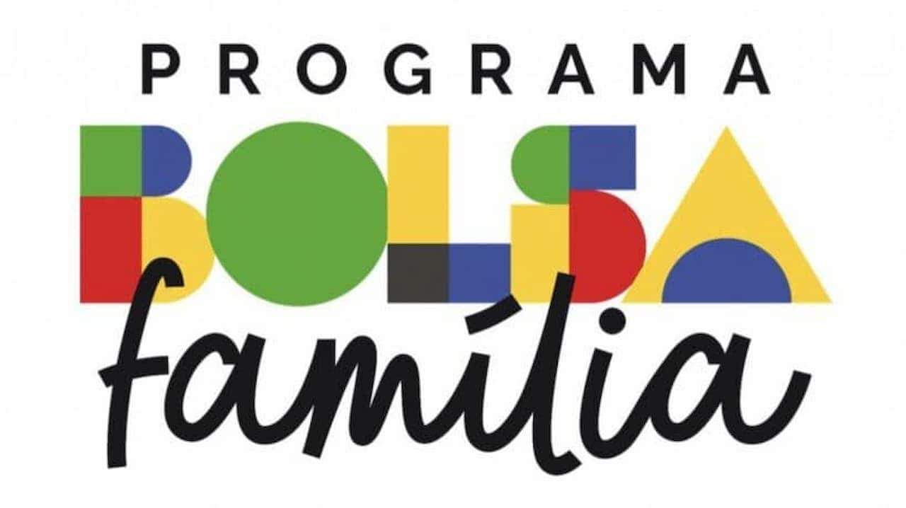 Logo Novo Bolsa Família, com a lexia "Bolsa" em diversas cores