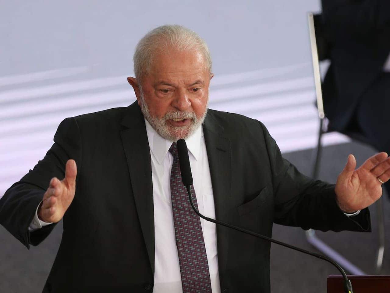 Luiz Inácio Lula da Silva, presidente do Brasil, discursando de terno.