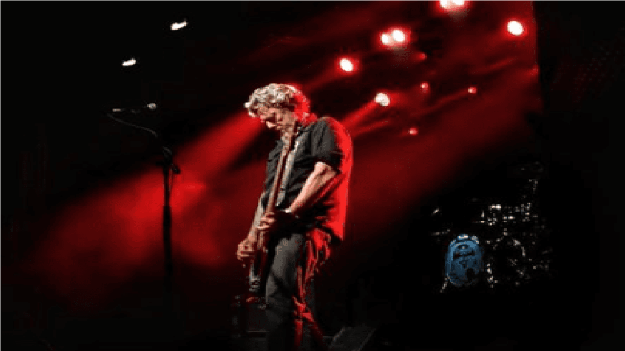 Imagem de membro da banda Raimundos, Cassino, tocando guitarra