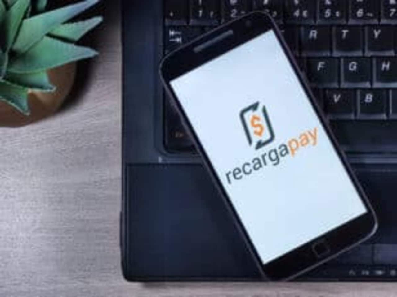 Celular em cima de notebook com aplicativo do RecargaPay aberto