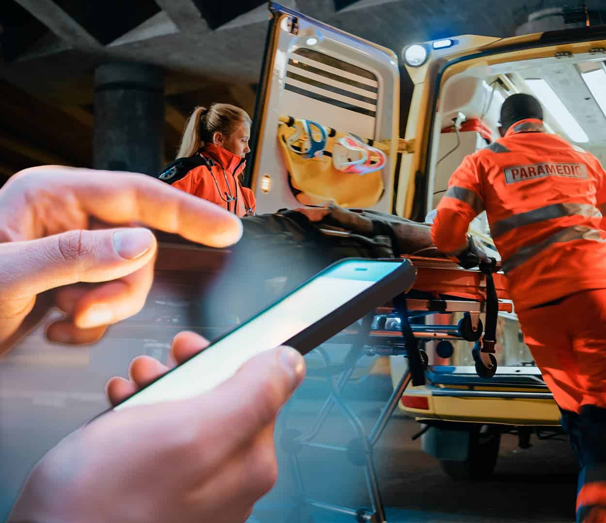 Ambulância socorrendo vítima
